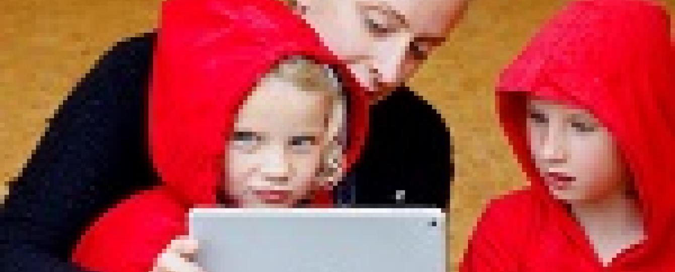 Ouder en 2 kinderen met tablet