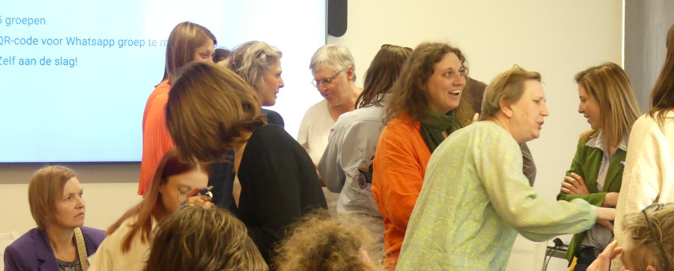 Groep volwassenen in interactie.