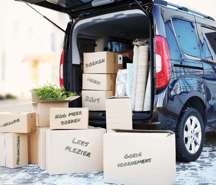 Auto met verhuisdozen