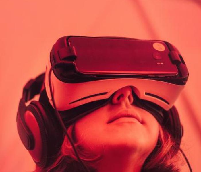 Jongen met VR-bril