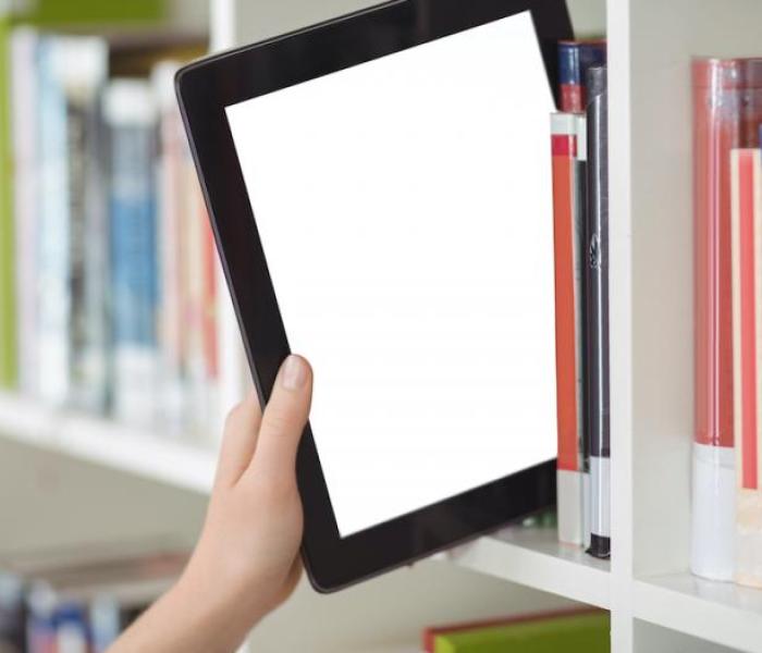 Tablet in boekenrek