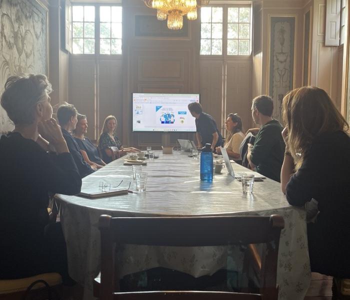 Groep mensen zit rond een tafel