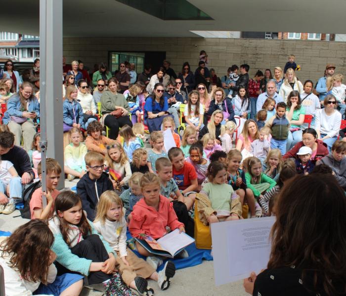 Elisabeth Lucie Baeten leest voor tijdens het Voorleesfestival, met gebarentolk