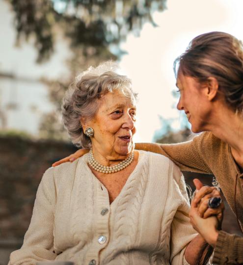 Innig moment tussen oudere dame en jongere dame