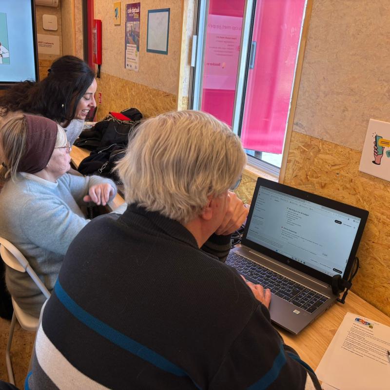 Verónica geeft een workshop
