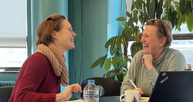 Twee vrouwen die lachen naar elkaar