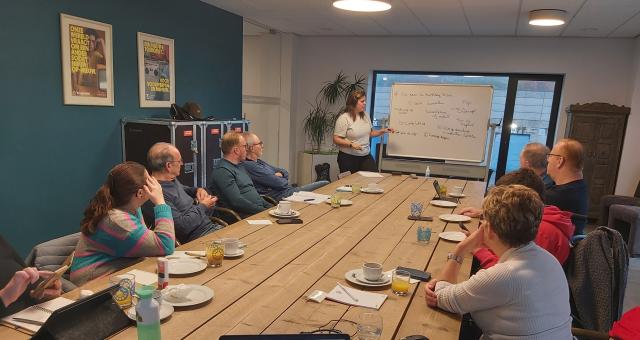 Workshopgever die een presentatie geeft voor een groep mensen